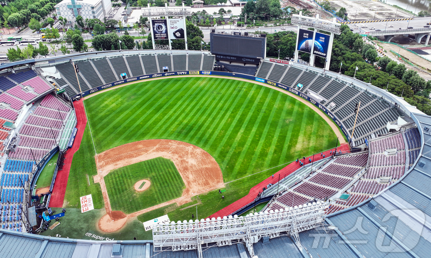 (서울=뉴스1) 김진환 기자 = 11일 ‘2026 신한 SOL KBO 올스타전’을 앞둔 서울 송파구 잠실야구장.이번 올스타전은 프로야구 원년인 1982년 준공돼 한국 야구 역사와 …