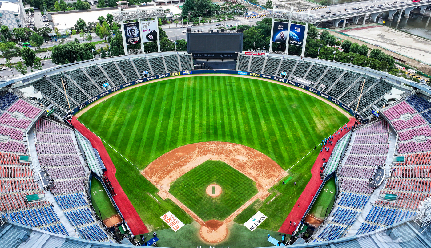 (서울=뉴스1) 김진환 기자 = 11일 ‘2026 신한 SOL KBO 올스타전’을 앞둔 서울 송파구 잠실야구장.이번 올스타전은 프로야구 원년인 1982년 준공돼 한국 야구 역사와 …