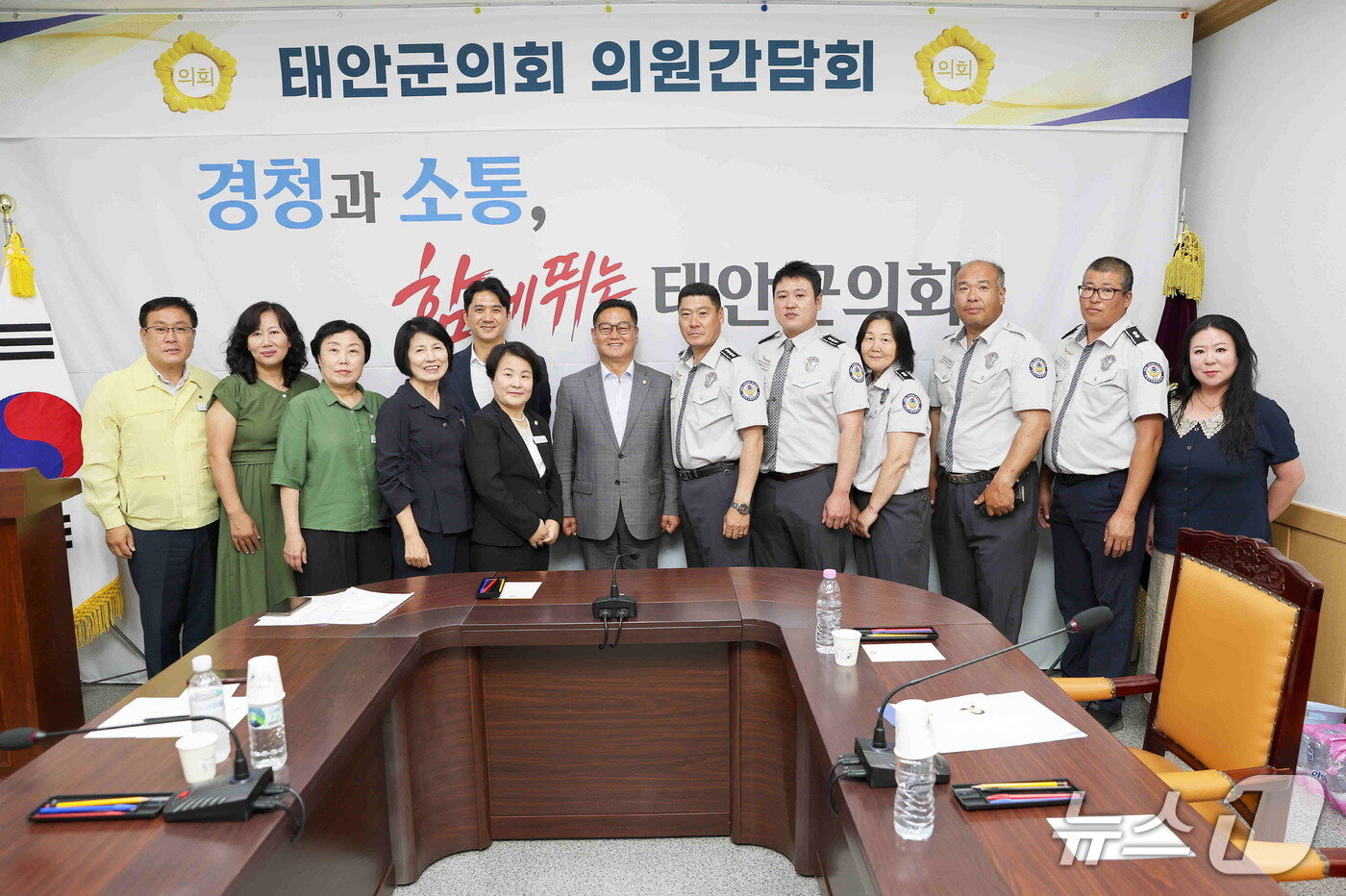 본문 이미지 - 자율방범연합대 임원들과 면담 후 기념촬영을 하고 있다.(군의회 제공. 재판매 및 DB금지)/뉴스1