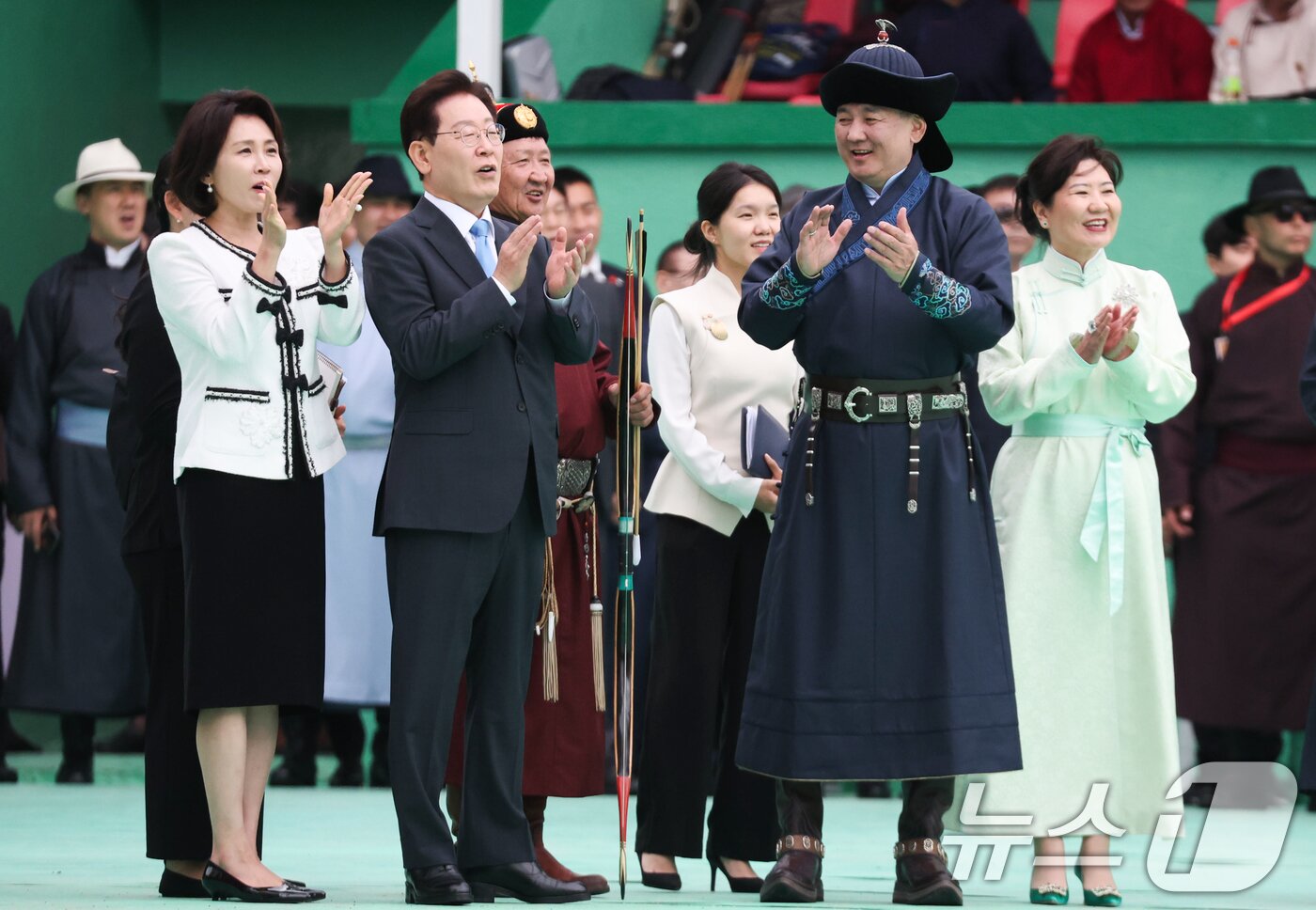 본문 이미지 - 몽골을 국빈 방문 중인 이재명 대통령과 김혜경 여사가 11일(현지시간) 울란바타르 나담축제장에서 오흐나 후렐수흐 몽골 대통령, 롭상도르지 벌러르체첵 여사와 활쏘기 경기장을 방문해 박수를 치고 있다. 2026.7.11 ⓒ 뉴스1 이재명 기자