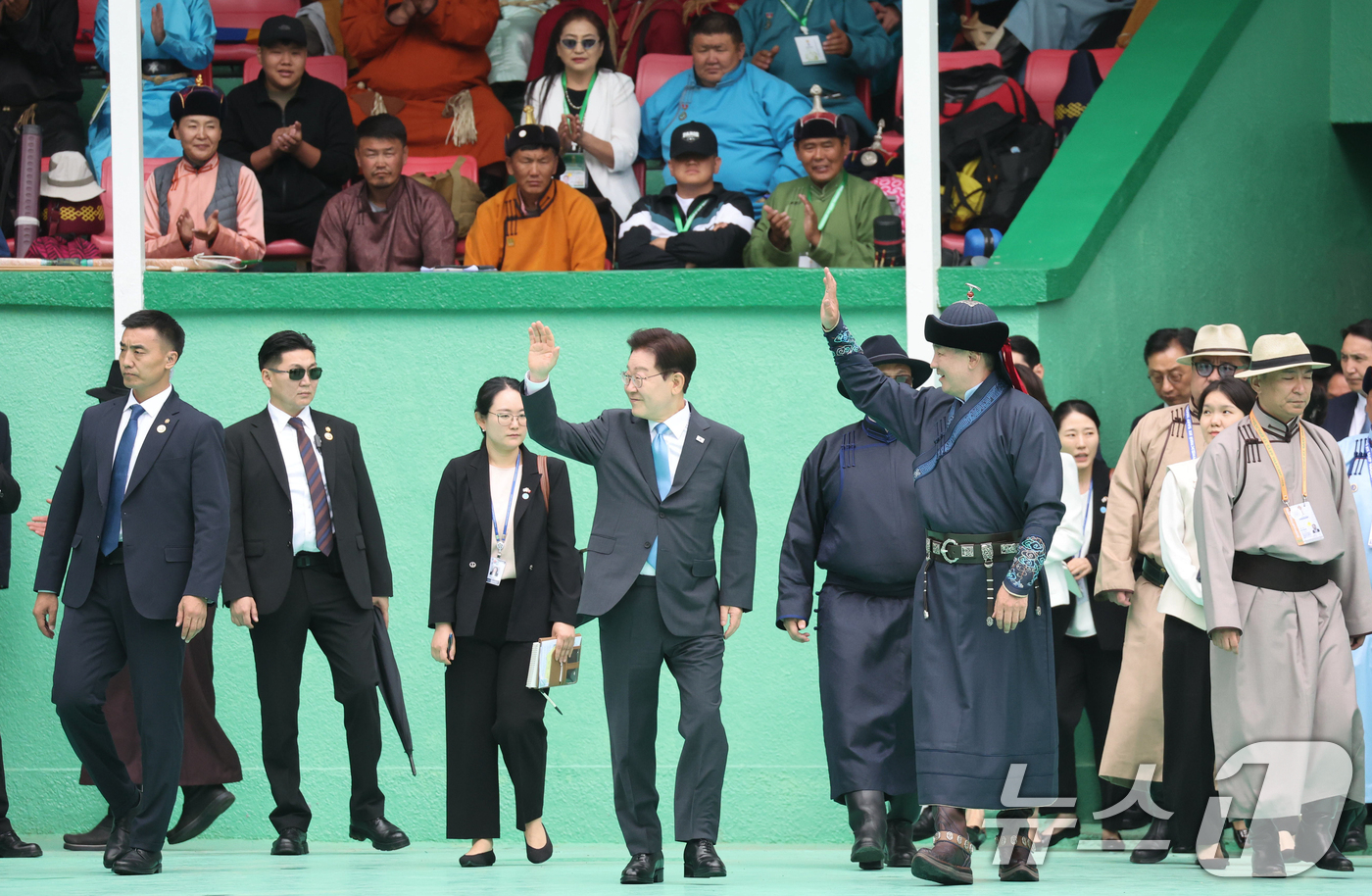 (울란바타르(몽골))=뉴스1) 이재명 기자 = 몽골을 국빈 방문 중인 이재명 대통령이 11일(현지시간) 울란바타르 나담축제장에서 오흐나 후렐수흐 몽골 대통령과 전통활쏘기를 체험하기 …