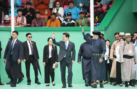 활쏘기 경기장 입장하는 한-몽골 정상