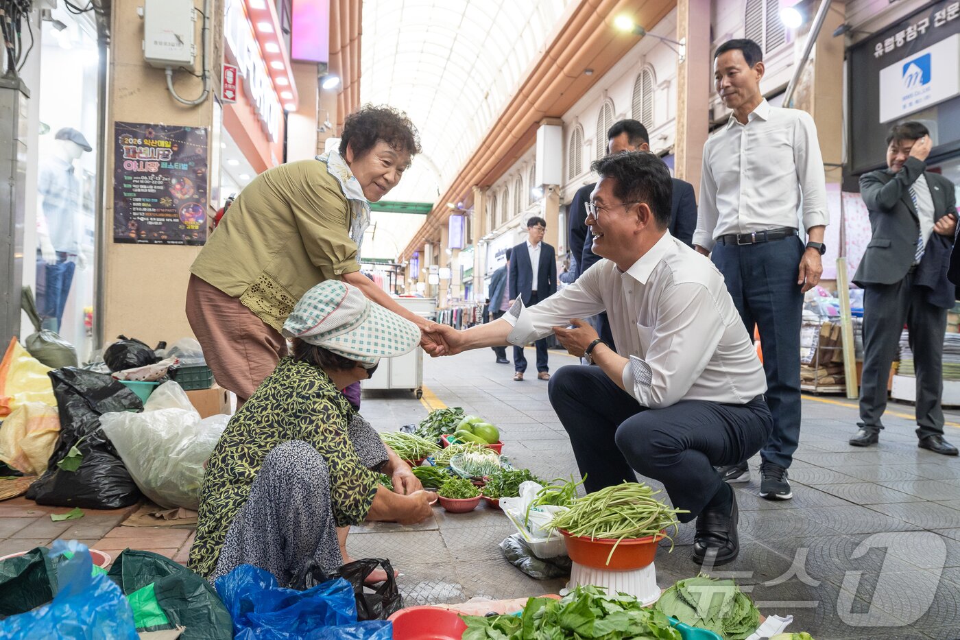 본문 이미지 - 더불어민주당 당권 주자인 송영길 의원이 11일 전북 익산시 중앙시장을 찾아 상인들과 인사를 나누고 있다. 2026.7.11 ⓒ 뉴스1 유승훈 기자