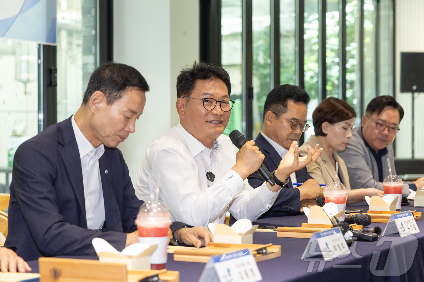 (익산=뉴스1) 유승훈 기자 = 더불어민주당 당권 주자인 송영길 의원이 11일 전북 익산시 중앙시장을 찾아 상인간담회를 하고 있다. 2026.7.11/뉴스1