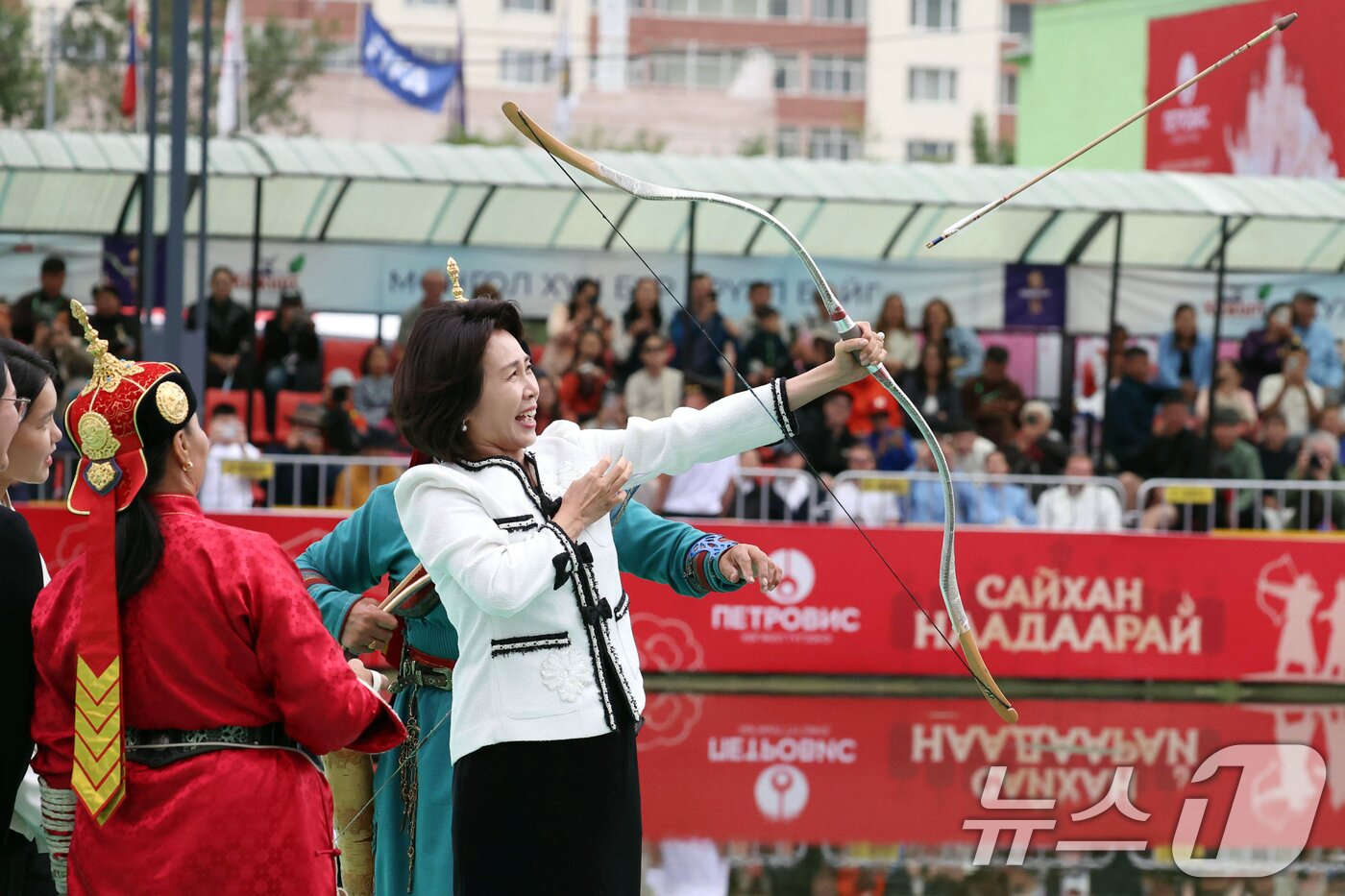 본문 이미지 - 이재명 대통령과 함께 몽골을 국빈 방문 중인 김혜경 여사가 11일(현지시간) 울란바타르 나담축제장에서 전통활쏘기를 체험하고 있다. 2026.7.11 ⓒ 뉴스1 허경 기자
