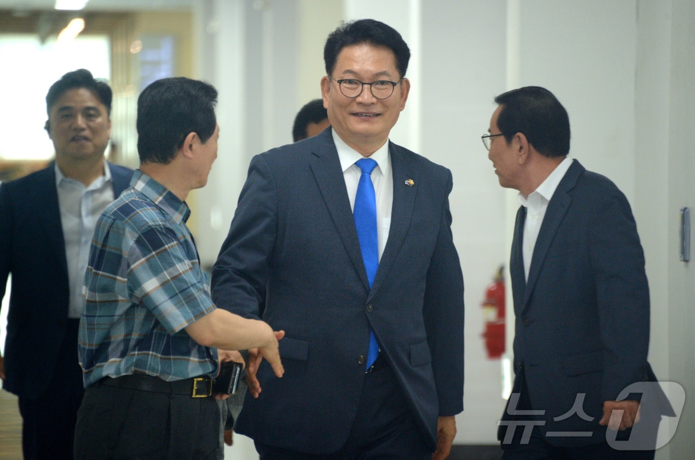 (익산=뉴스1) 유경석 기자 = 더불어민주당 당권 주자인 송영길 의원이 11일 전북 익산시 원광대학교 프라임관에서 열린 타운홀미팅을 위해 장내로 향하고 있다. 2026.7.11/뉴 …