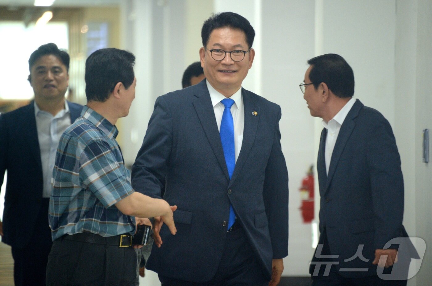 본문 이미지 - 더불어민주당 당권 주자인 송영길 의원이 11일 전북 익산시 원광대학교 프라임관에서 열린 타운홀미팅을 위해 장내로 향하고 있다. 2026.7.11 ⓒ 뉴스1 유경석 기자