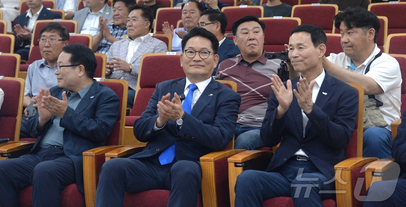 (익산=뉴스1) 유경석 기자 = 더불어민주당 당권 주자인 송영길 의원(가운데)이 11일 전북 익산시 원광대학교 프라임관에서 열린 타운홀미팅에 참석해 박수를 치고 있다. 2026.7 …