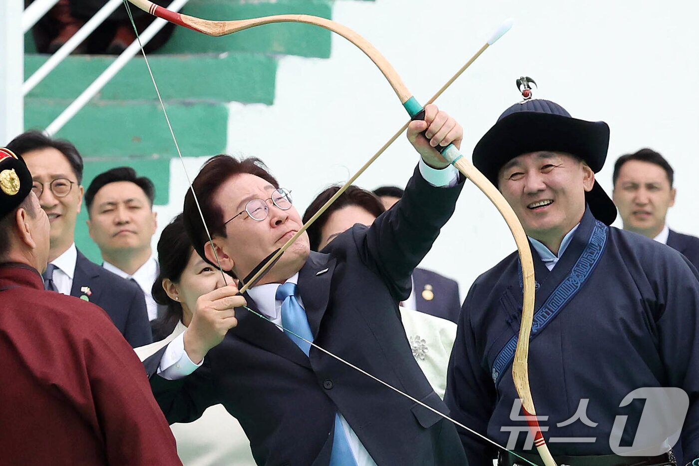 본문 이미지 - 몽골을 국빈 방문 중인 이재명 대통령이 11일(현지시간) 울란바타르 나담축제장에서 전통활쏘기를 체험하고 있다. 오른쪽은 오흐나 후렐수흐 몽골 대통령. 2026.7.11 ⓒ 뉴스1 이재명 기자