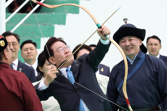 몽골 축제서 활 당긴 李대통령 부부…깜짝 태극기 퍼레이드(종합)