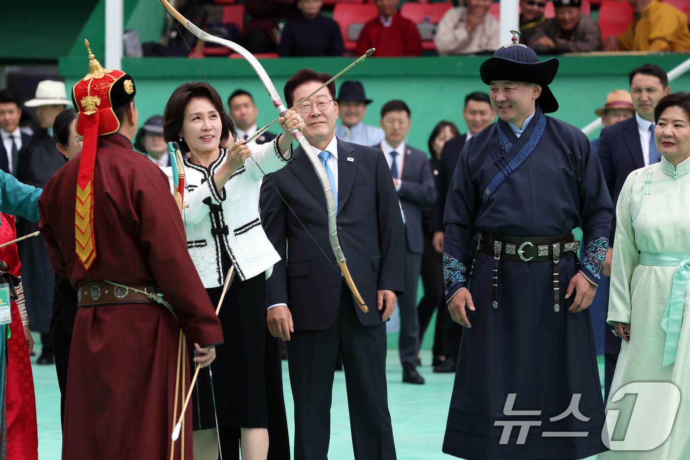 (울란바타르(몽골))=뉴스1) 이재명 기자 = 이재명 대통령과 함께 몽골을 국빈 방문 중인 김혜경 여사가 11일(현지시간) 울란바타르 나담축제장에서 전통활쏘기를 체험하고 있다. 2 …