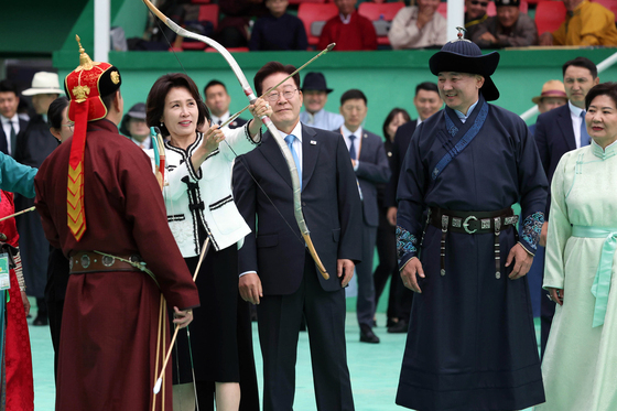 김혜경 여사, 몽골 전통활쏘기 체험