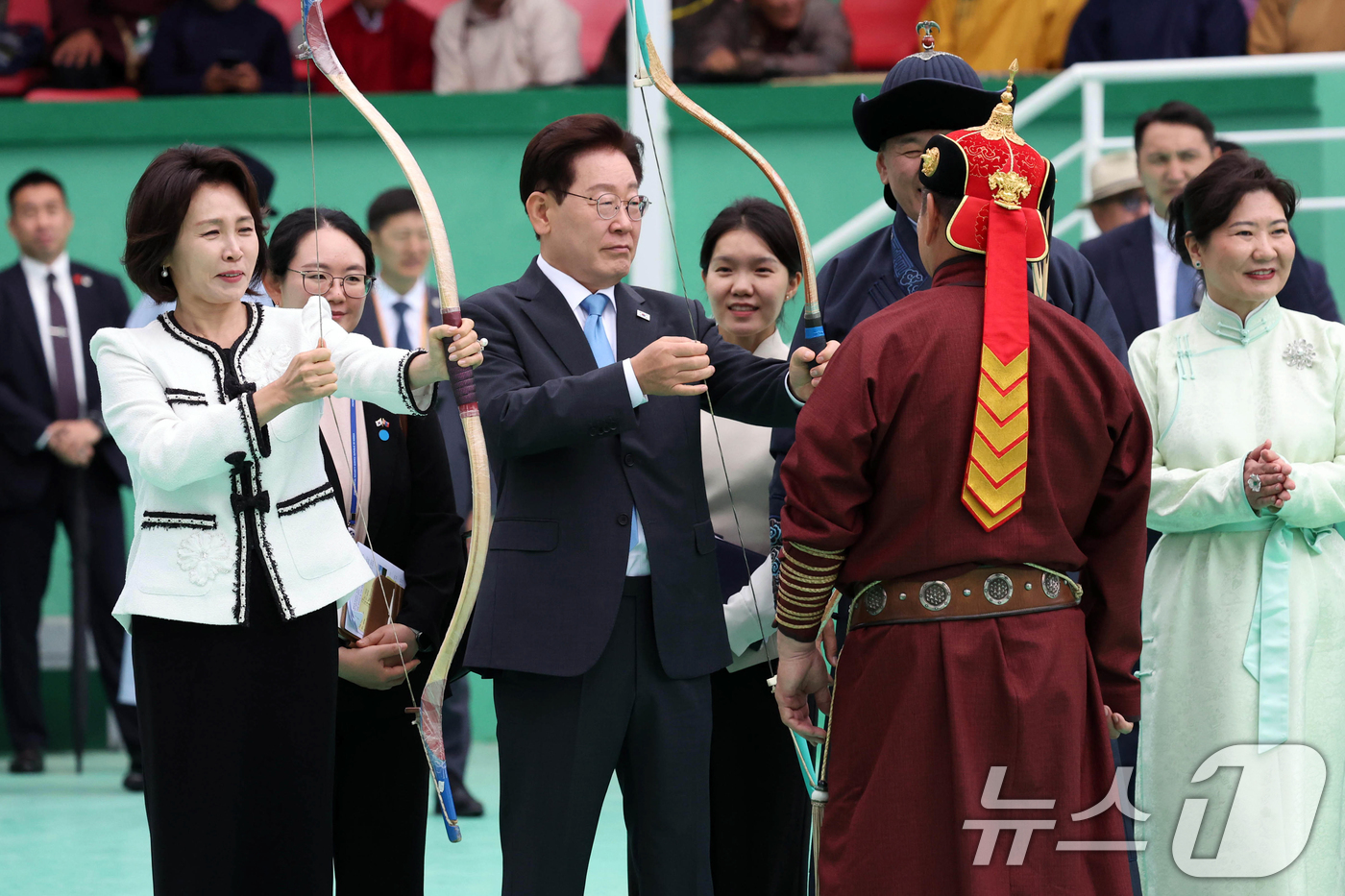 (울란바타르(몽골))=뉴스1) 이재명 기자 = 몽골을 국빈 방문 중인 이재명 대통령과 김혜경 여사가 11일(현지시간) 울란바타르 나담축제장에서 전통활쏘기를 체험하고 있다. 2026 …