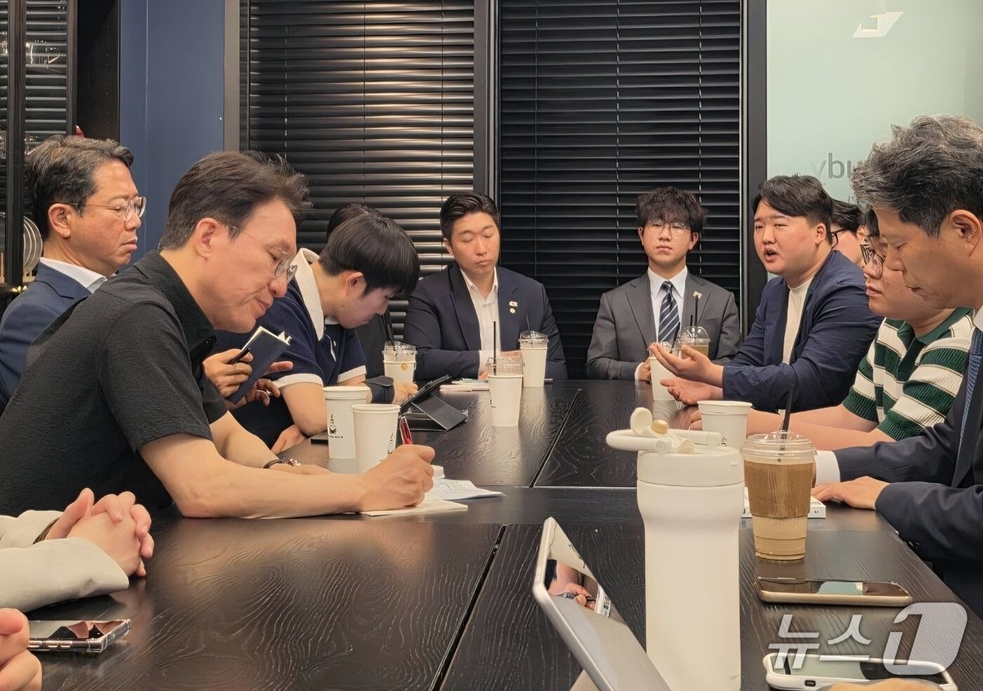 본문 이미지 - 김민석 전 총리는 11일 오후 1시30분 경기 성남 판교에서 청년 간담회를 가졌다. ⓒ 뉴스1