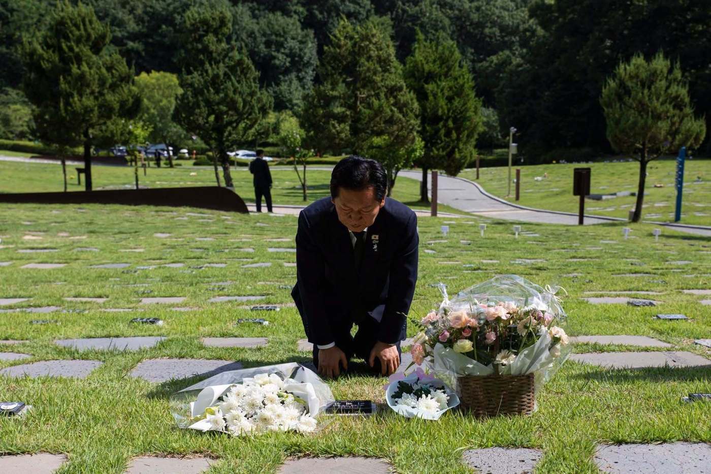 본문 이미지 - 더불어민주당 당권 주자인 정청래 전 대표는 11일 이해찬 전 국무총리의 묘역을 참배했다고 밝혔다. (정 전 대표 SNS 갈무리) 2026.07.11/뉴스1