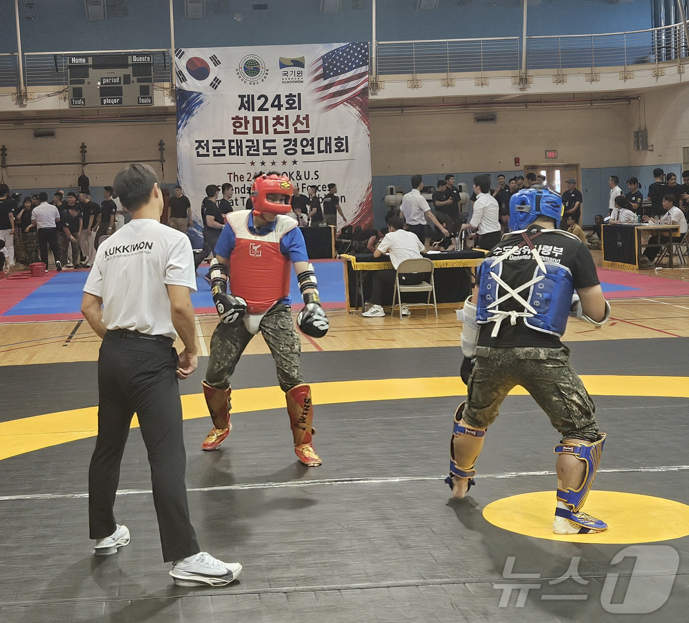 (서울=뉴스1) = 11일 미 제7공군 오산기지에서 개최된 제24회 한·미 친선 태권도경연대회에서 전투겨루기 종목이 진행되고 있다. (국방부 제공. 재판매 및 DB 금지) 2026 …