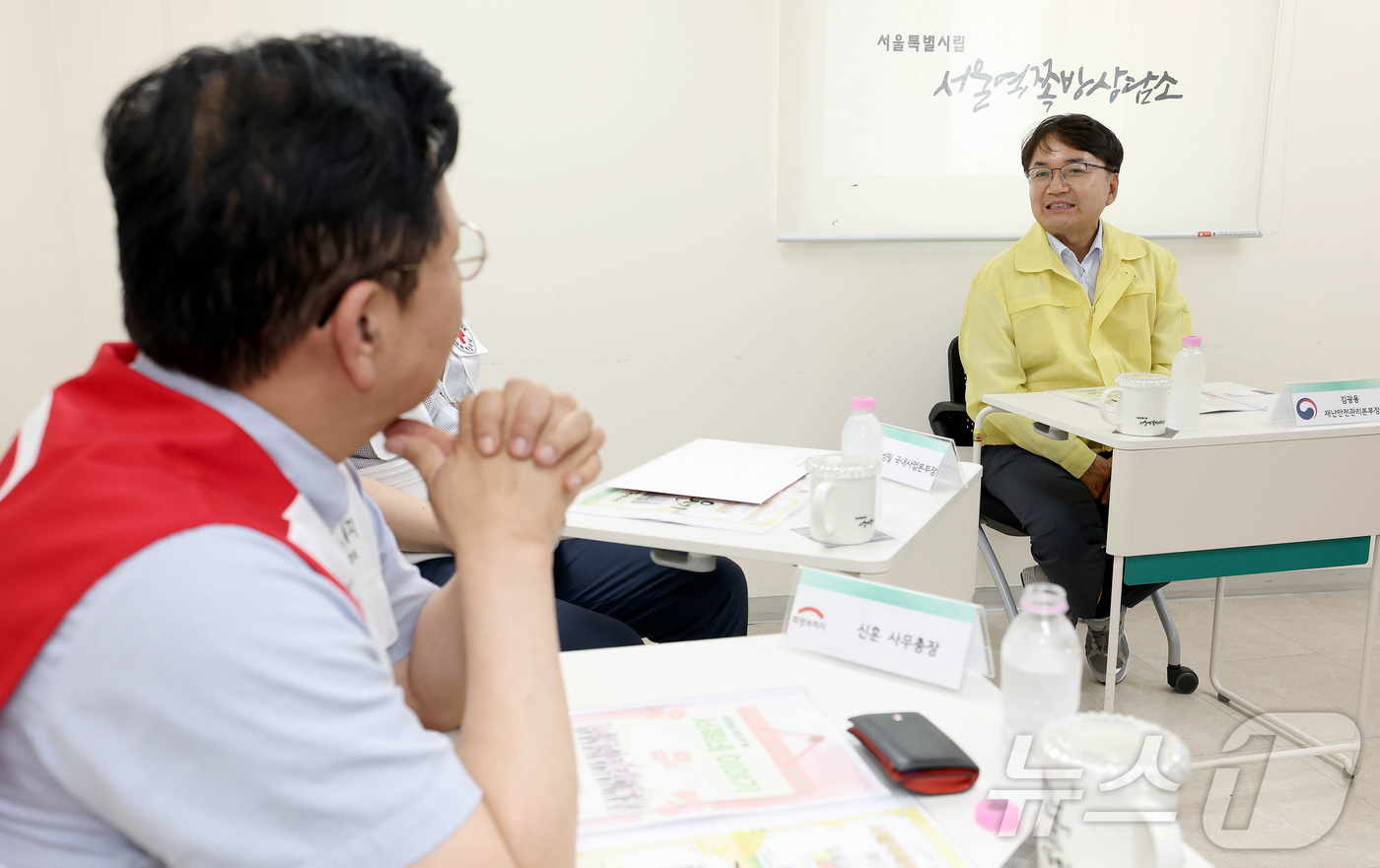 (서울=뉴스1) = 김광용 행정안전부 재난안전관리본부장이 11일 서울역 동자동 쪽방상담소를 찾아 쪽방촌 운영 현황과 폭염 취약계층 보호대책을 점검하고 있다. (행정안전부 제공. 재 …