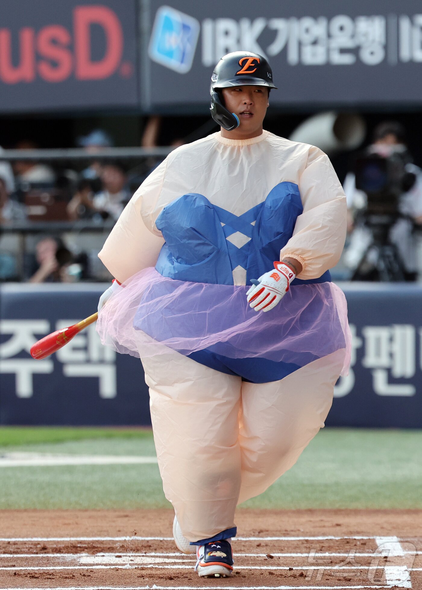 본문 이미지 - 11일 서울 송파구 잠실야구장에서 열린 ‘2026 신한 SOL KBO 올스타전’에서 나눔팀 한화 강백호가 우스꽝스러운 복장을 입고 타석에 서고 있다. 이번 올스타전은 프로야구 원년인 1982년 준공돼 한국 야구 역사와 함께해 온 잠실야구장에서 열리는 14번째이자 마지막 축제로, 리그를 대표하는 별들이 총출동해 고별 무대를 수놓는다. 2026.7.11 ⓒ 뉴스1 김진환 기자