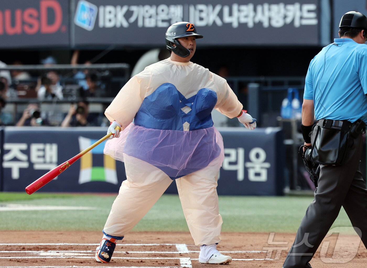 본문 이미지 - 11일 서울 송파구 잠실야구장에서 열린 ‘2026 신한 SOL KBO 올스타전’에서 나눔팀 한화 강백호가 우스꽝스러운 복장을 입고 타석에 서고 있다. 이번 올스타전은 프로야구 원년인 1982년 준공돼 한국 야구 역사와 함께해 온 잠실야구장에서 열리는 14번째이자 마지막 축제로, 리그를 대표하는 별들이 총출동해 고별 무대를 수놓는다. 2026.7.11 ⓒ 뉴스1 김진환 기자