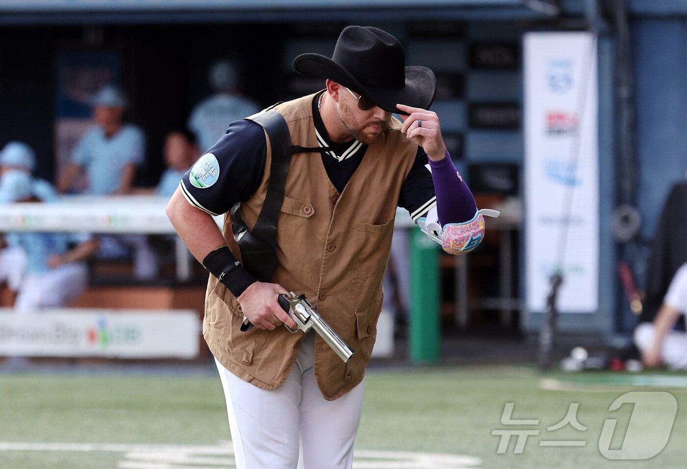 본문 이미지 - 11일 서울 송파구 잠실야구장에서 열린 ‘2026 신한 SOL KBO 올스타전’에서 나눔팀 LG 오스틴이 서부 카우보이 복장을 하며 타석으로 향하고 있다. 이번 올스타전은 프로야구 원년인 1982년 준공돼 한국 야구 역사와 함께해 온 잠실야구장에서 열리는 14번째이자 마지막 축제로, 리그를 대표하는 별들이 총출동해 고별 무대를 수놓는다. 2026.7.11 ⓒ 뉴스1 김진환 기자