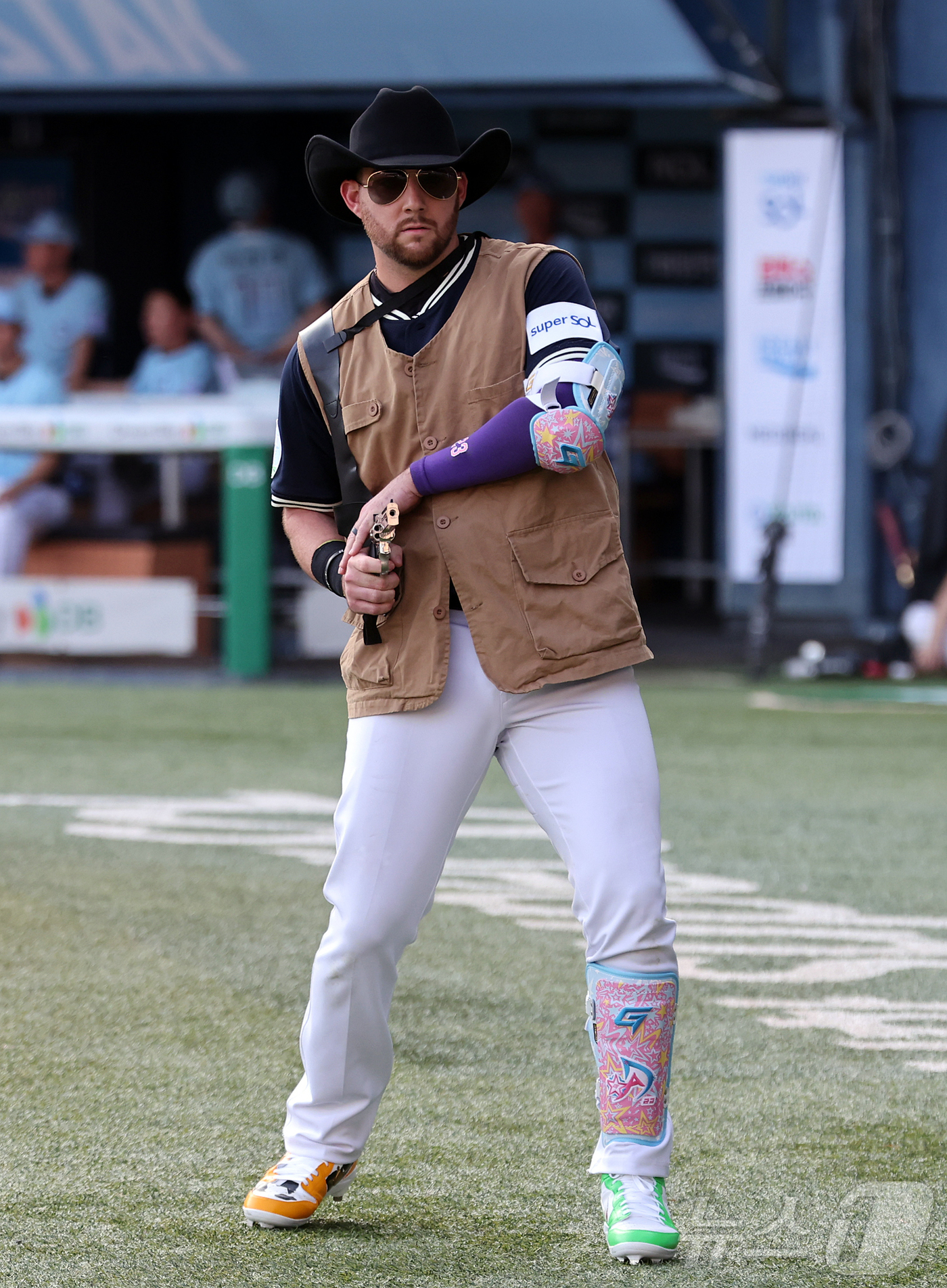 (서울=뉴스1) 김진환 기자 = 11일 서울 송파구 잠실야구장에서 열린 ‘2026 신한 SOL KBO 올스타전’에서 나눔팀 LG 오스틴이 서부 총잡이 복장을 하며 타석으로 향하고 …
