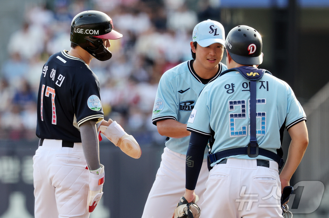 (서울=뉴스1) 김진환 기자 = 11일 서울 송파구 잠실야구장에서 열린 ‘2026 신한 SOL KBO 올스타전’에서 드림팀 삼성 양창섭이 1회초 2사 1,2루 상황에 등판하고 있다 …