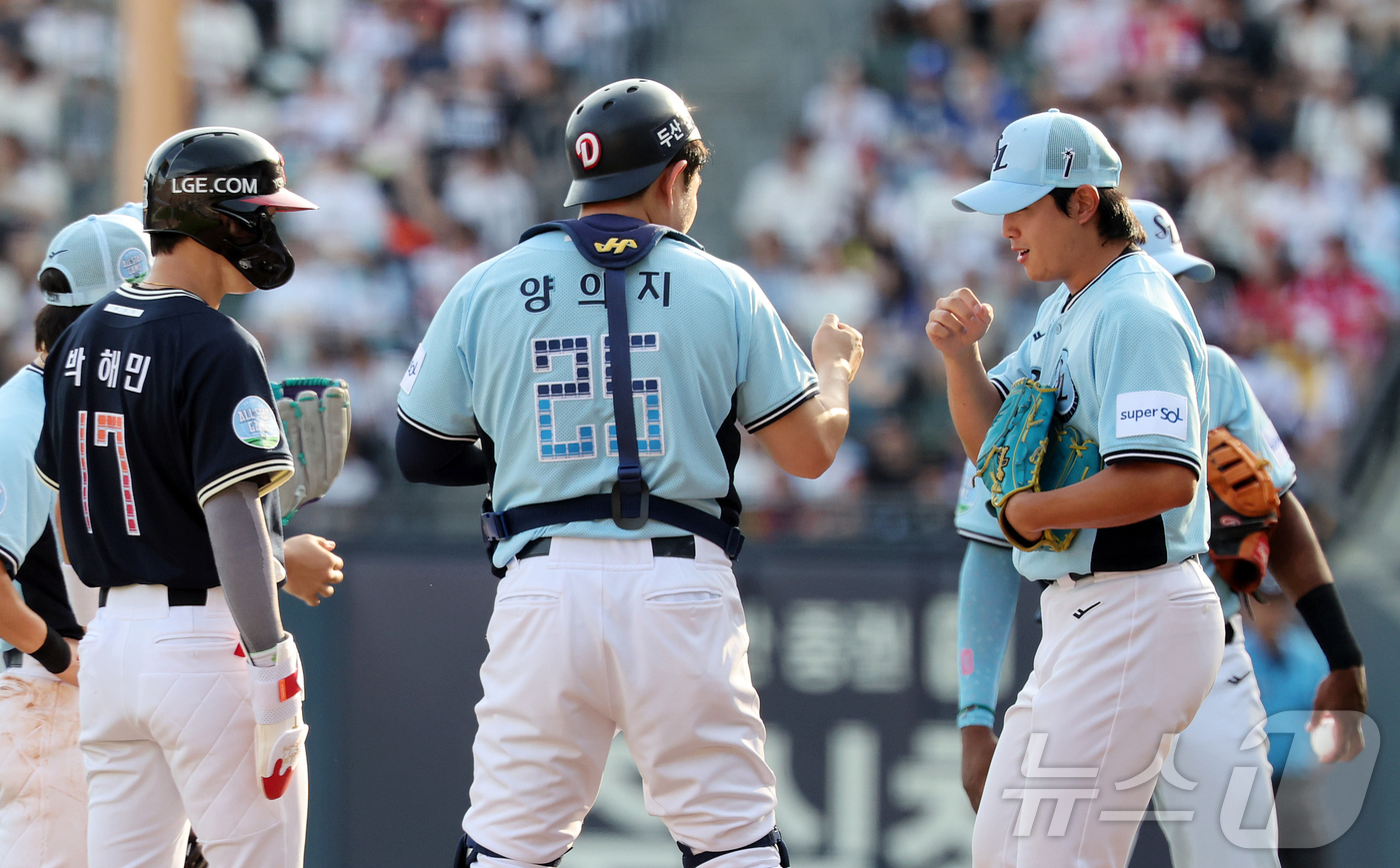 (서울=뉴스1) 김진환 기자 = 11일 서울 송파구 잠실야구장에서 열린 ‘2026 신한 SOL KBO 올스타전’에서 드림팀 삼성 양창섭이 1회초 2사 1,2루 상황에 등판하고 있다 …