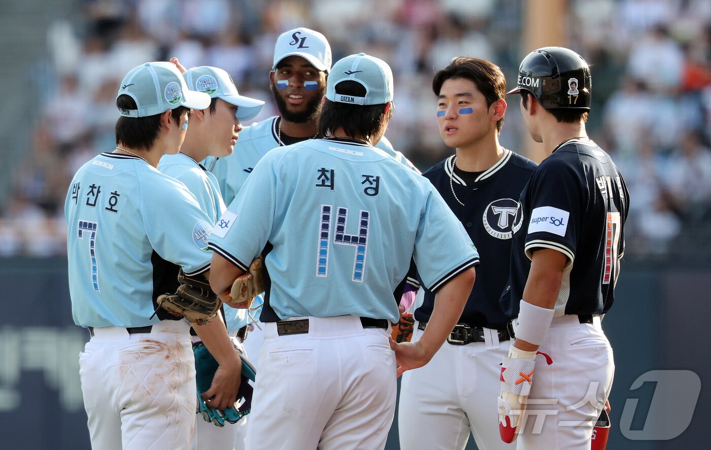 본문 이미지 - 11일 서울 송파구 잠실야구장에서 열린 ‘2026 신한 SOL KBO 올스타전’에서 1회초 2사 1,2루 상황 나눔팀 기아 김도영과 드림팀 선수들이 대화를 나누고 있다. 이번 올스타전은 프로야구 원년인 1982년 준공돼 한국 야구 역사와 함께해 온 잠실야구장에서 열리는 14번째이자 마지막 축제로, 리그를 대표하는 별들이 총출동해 고별 무대를 수놓는다. 2026.7.11 ⓒ 뉴스1 김진환 기자
