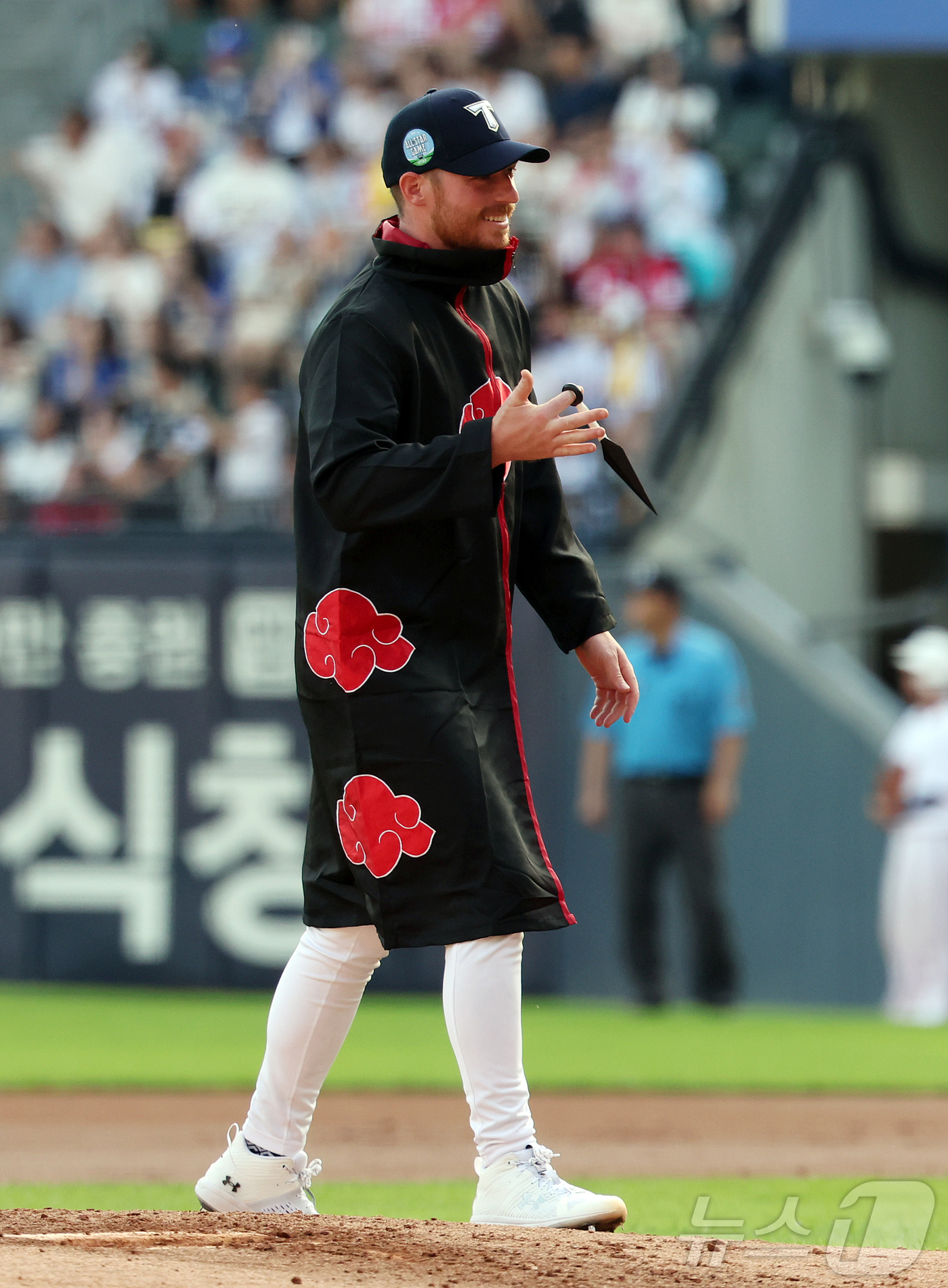 (서울=뉴스1) 김진환 기자 = 11일 서울 송파구 잠실야구장에서 열린 ‘2026 신한 SOL KBO 올스타전’에서 나눔팀 선발 KIA 올러가 유명 애니메이션 나루토의 복장을 하고 …