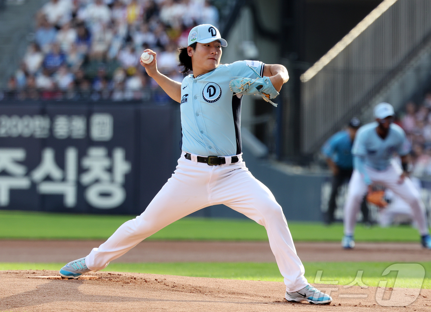 (서울=뉴스1) 김진환 기자 = 11일 서울 송파구 잠실야구장에서 열린 ‘2026 신한 SOL KBO 올스타전’에서 드림팀 두산 곽빈이 1회초 선발 등판해 힘차게 공을 던지고 있다 …