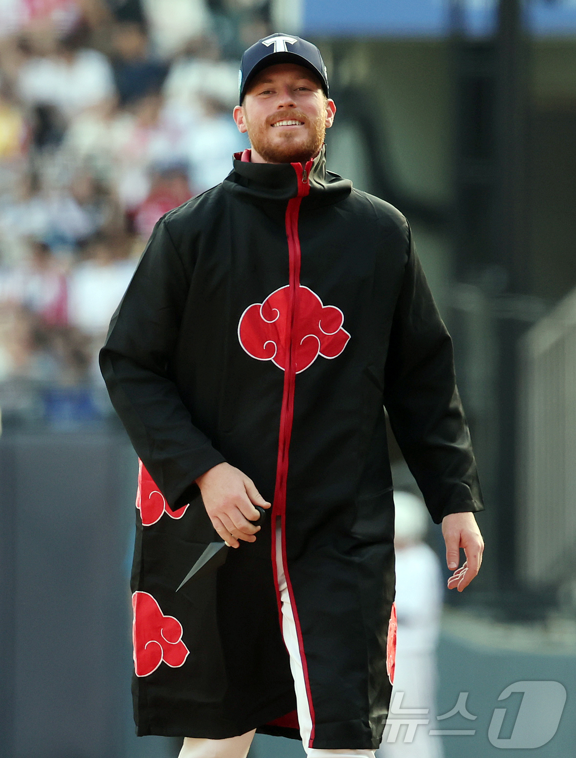 (서울=뉴스1) 김진환 기자 = 11일 서울 송파구 잠실야구장에서 열린 ‘2026 신한 SOL KBO 올스타전’에서 나눔팀 선발 KIA 올러가 유명 애니메이션 나루토의 복장을 하고 …