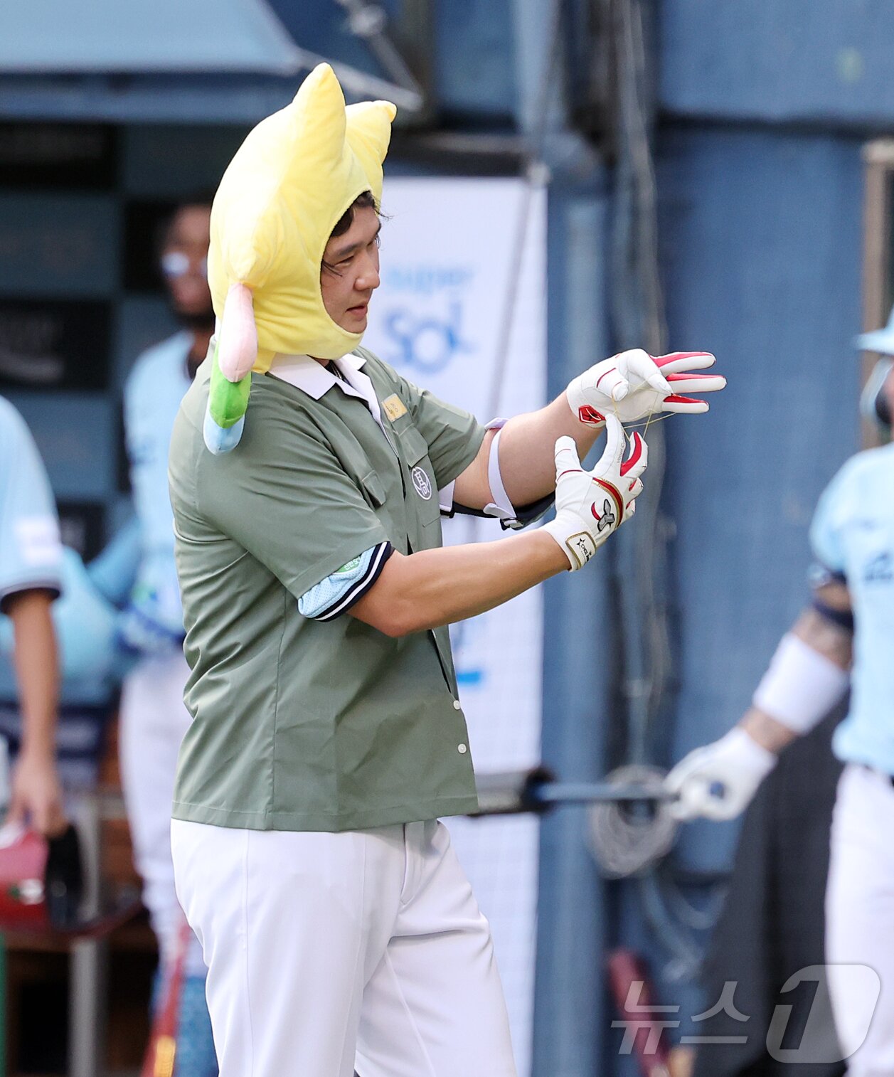 본문 이미지 - 11일 서울 송파구 잠실야구장에서 열린 ‘2026 신한 SOL KBO 올스타전’에서 드림팀 SSG 최정이 1회말 퍼포먼스와 함께 타석으로 향하고 있다. 이번 올스타전은 프로야구 원년인 1982년 준공돼 한국 야구 역사와 함께해 온 잠실야구장에서 열리는 14번째이자 마지막 축제로, 리그를 대표하는 별들이 총출동해 고별 무대를 수놓는다. 2026.7.11 ⓒ 뉴스1 김진환 기자