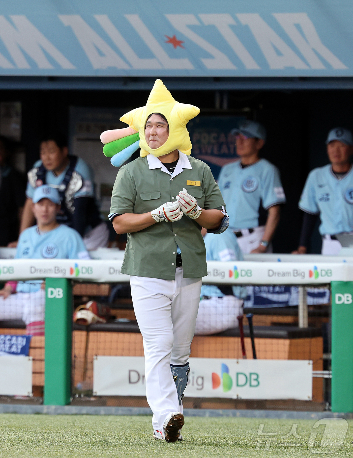 (서울=뉴스1) 김진환 기자 = 11일 서울 송파구 잠실야구장에서 열린 ‘2026 신한 SOL KBO 올스타전’에서 드림팀 SSG 최정이 1회말 퍼포먼스와 함께 타석으로 향하고 있 …