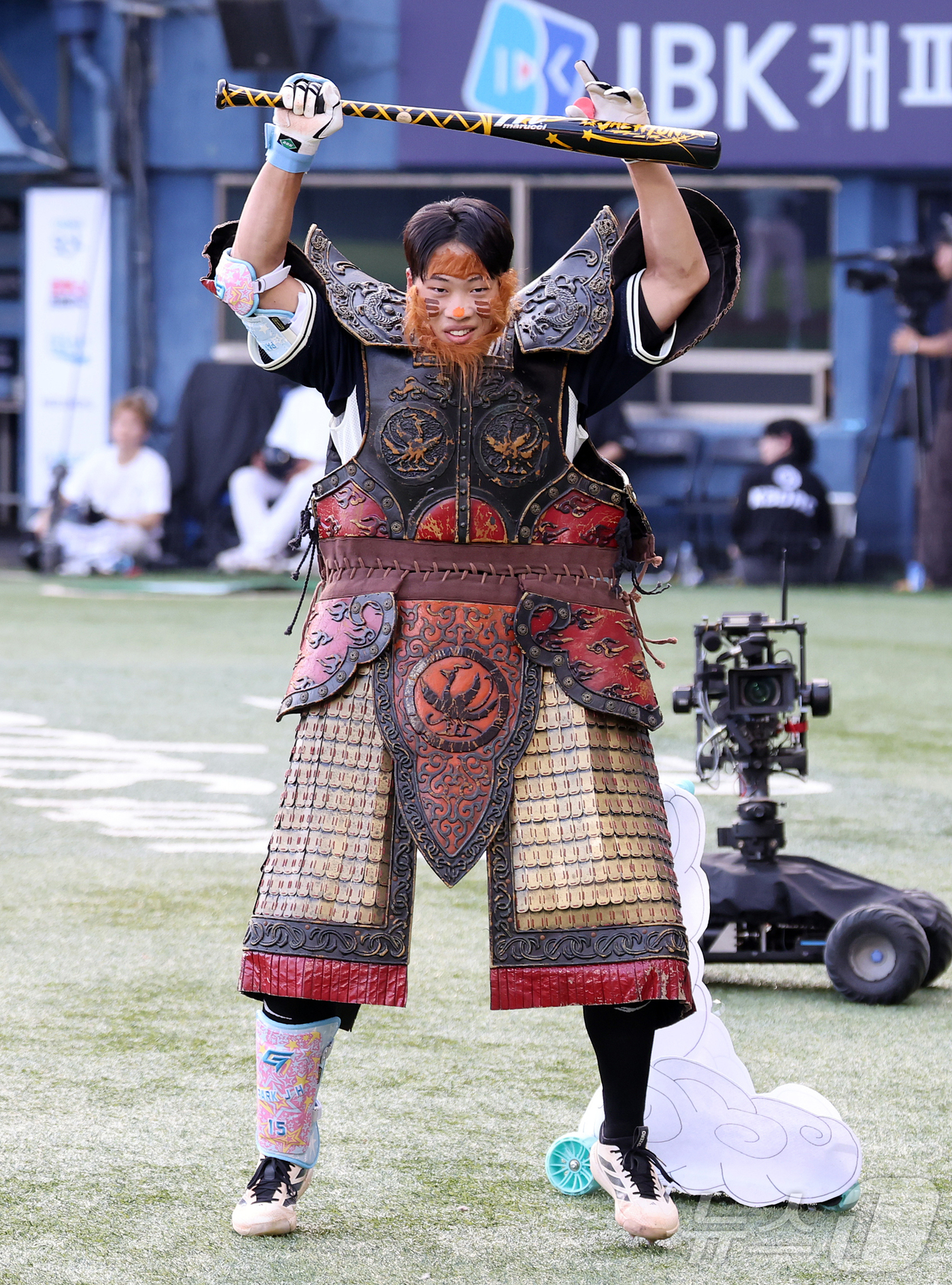 (서울=뉴스1) 김진환 기자 = 11일 서울 송파구 잠실야구장에서 열린 ‘2026 신한 SOL KBO 올스타전’에서 나눔팀 KIA 박재현이 2회초 1사 1,2루 상황에 퍼포먼스를 …