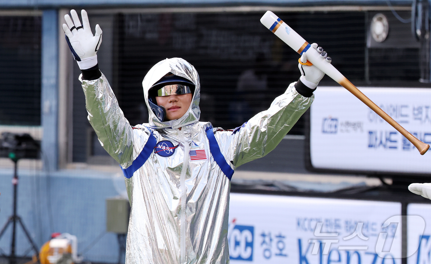 (서울=뉴스1) 김진환 기자 = 11일 서울 송파구 잠실야구장에서 열린 ‘2026 신한 SOL KBO 올스타전’에서 나눔팀 NC 김주원이 2회초 우주복을 입고 타석으로 향하고 있다 …