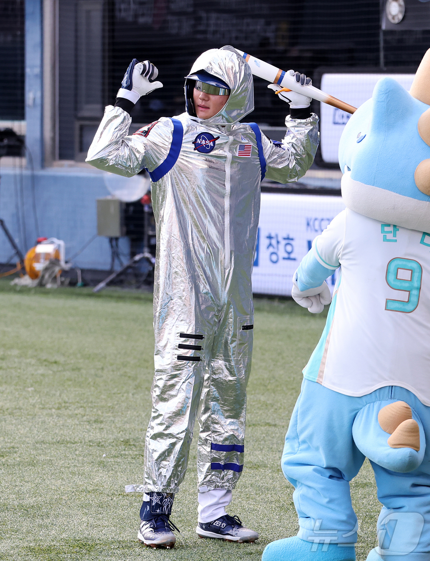 (서울=뉴스1) 김진환 기자 = 11일 서울 송파구 잠실야구장에서 열린 ‘2026 신한 SOL KBO 올스타전’에서 나눔팀 NC 김주원이 2회초 우주복을 입고 타석으로 향하고 있다 …