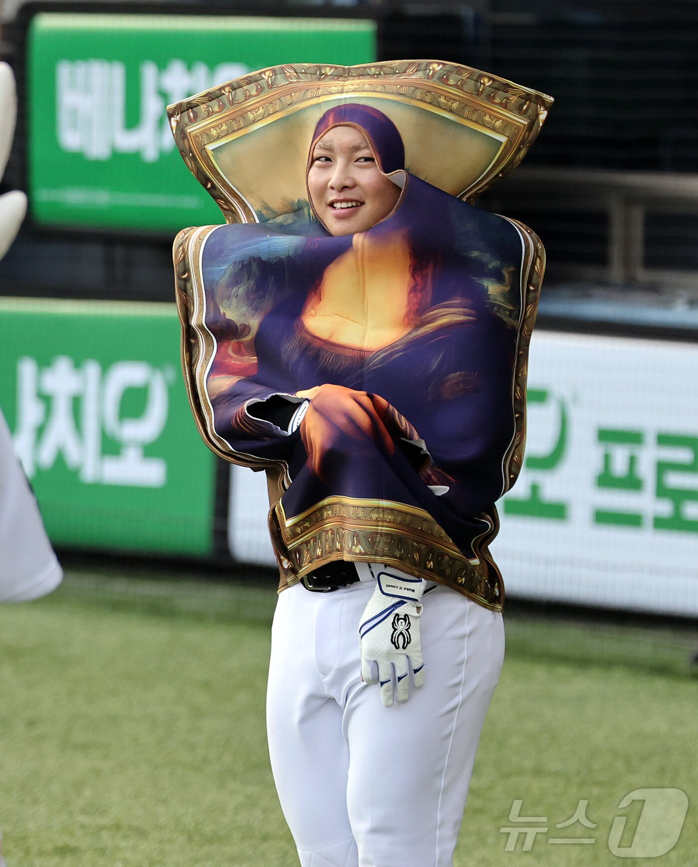 본문 이미지 - 11일 서울 송파구 잠실야구장에서 열린 ‘2026 신한 SOL KBO 올스타전’에서 나눔팀 한화 문현빈이 2회초 모나리자 복장을 하고 타석으로 향하고 있다. 이번 올스타전은 프로야구 원년인 1982년 준공돼 한국 야구 역사와 함께해 온 잠실야구장에서 열리는 14번째이자 마지막 축제로, 리그를 대표하는 별들이 총출동해 고별 무대를 수놓는다. 2026.7.11 ⓒ 뉴스1 김진환 기자