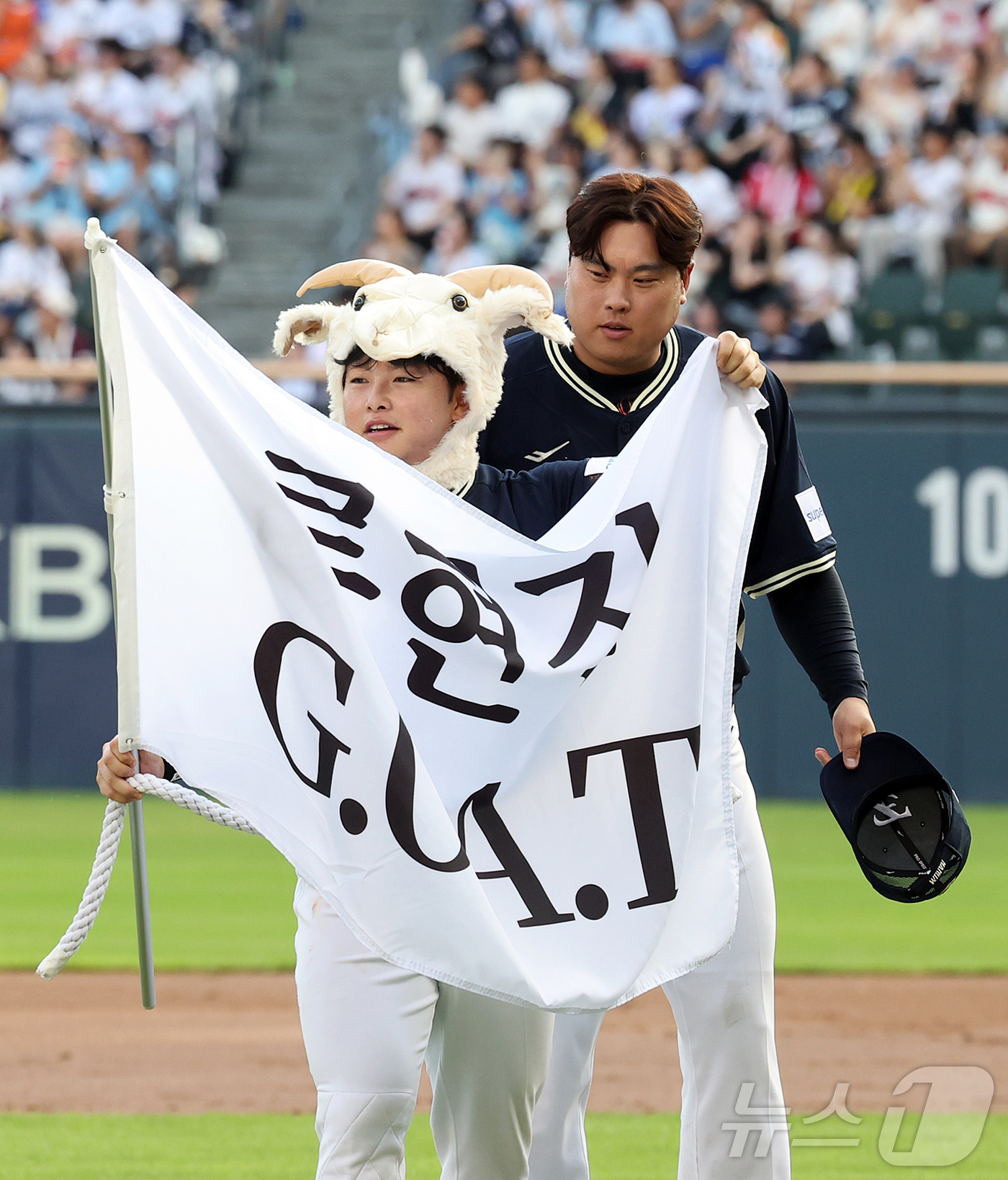 (서울=뉴스1) 김진환 기자 = 11일 서울 송파구 잠실야구장에서 열린 ‘2026 신한 SOL KBO 올스타전’에서 나눔팀 한화 문현빈이 2회말 '류현진 GOAT'가 적힌 현수막을 …