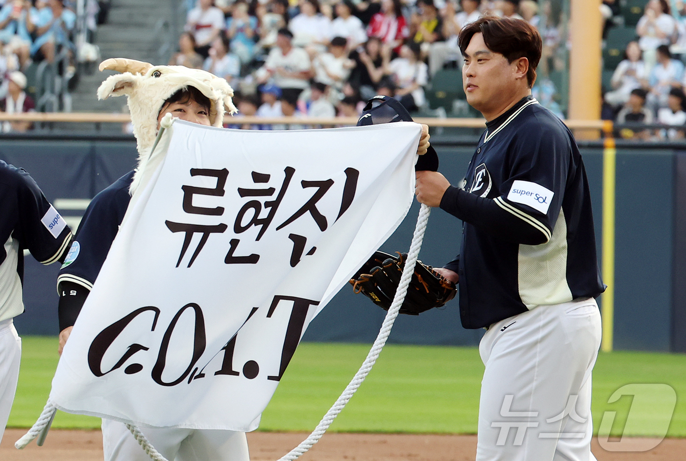 (서울=뉴스1) 김진환 기자 = 11일 서울 송파구 잠실야구장에서 열린 ‘2026 신한 SOL KBO 올스타전’에서 나눔팀 한화 문현빈이 2회말 '류현진 GOAT'가 적힌 현수막을 …