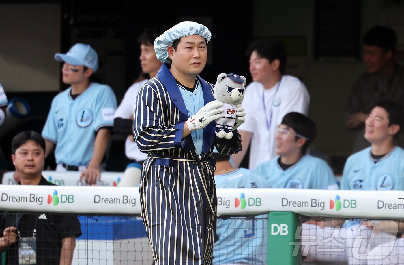 본문 이미지 - 11일 서울 송파구 잠실야구장에서 열린 ‘2026 신한 SOL KBO 올스타전’에서 드림팀 두산 양의지가 2회말 퍼포먼스를 하며 타석으로 향하고 있다. 이번 올스타전은 프로야구 원년인 1982년 준공돼 한국 야구 역사와 함께해 온 잠실야구장에서 열리는 14번째이자 마지막 축제로, 리그를 대표하는 별들이 총출동해 고별 무대를 수놓는다. 2026.7.11 ⓒ 뉴스1 김진환 기자