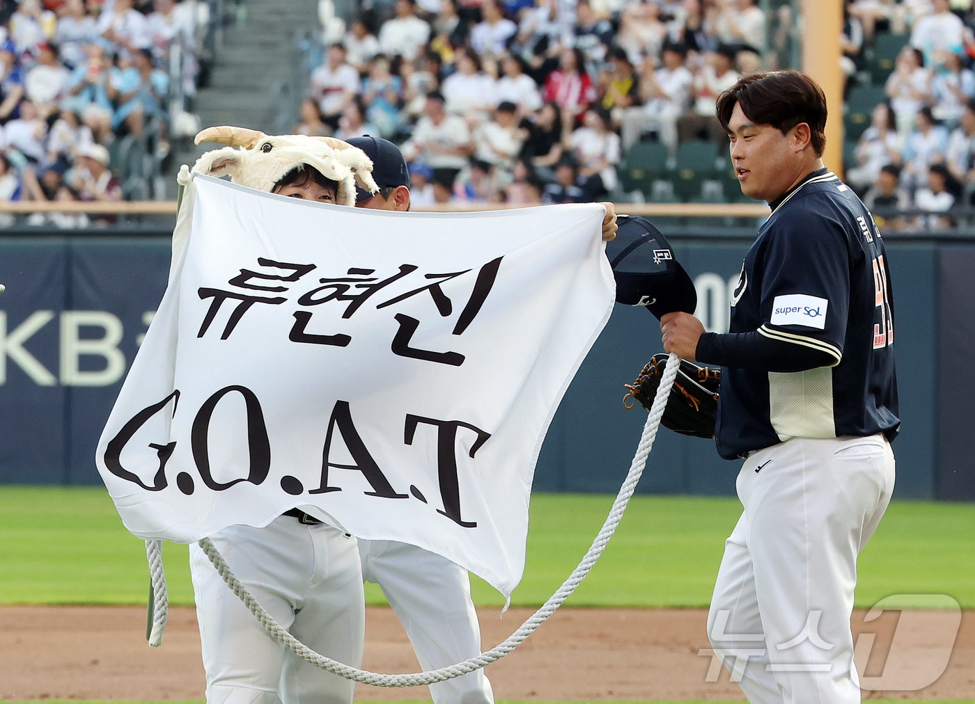 (서울=뉴스1) 김진환 기자 = 11일 서울 송파구 잠실야구장에서 열린 ‘2026 신한 SOL KBO 올스타전’에서 나눔팀 한화 문현빈이 2회말 '류현진 GOAT'가 적힌 현수막을 …