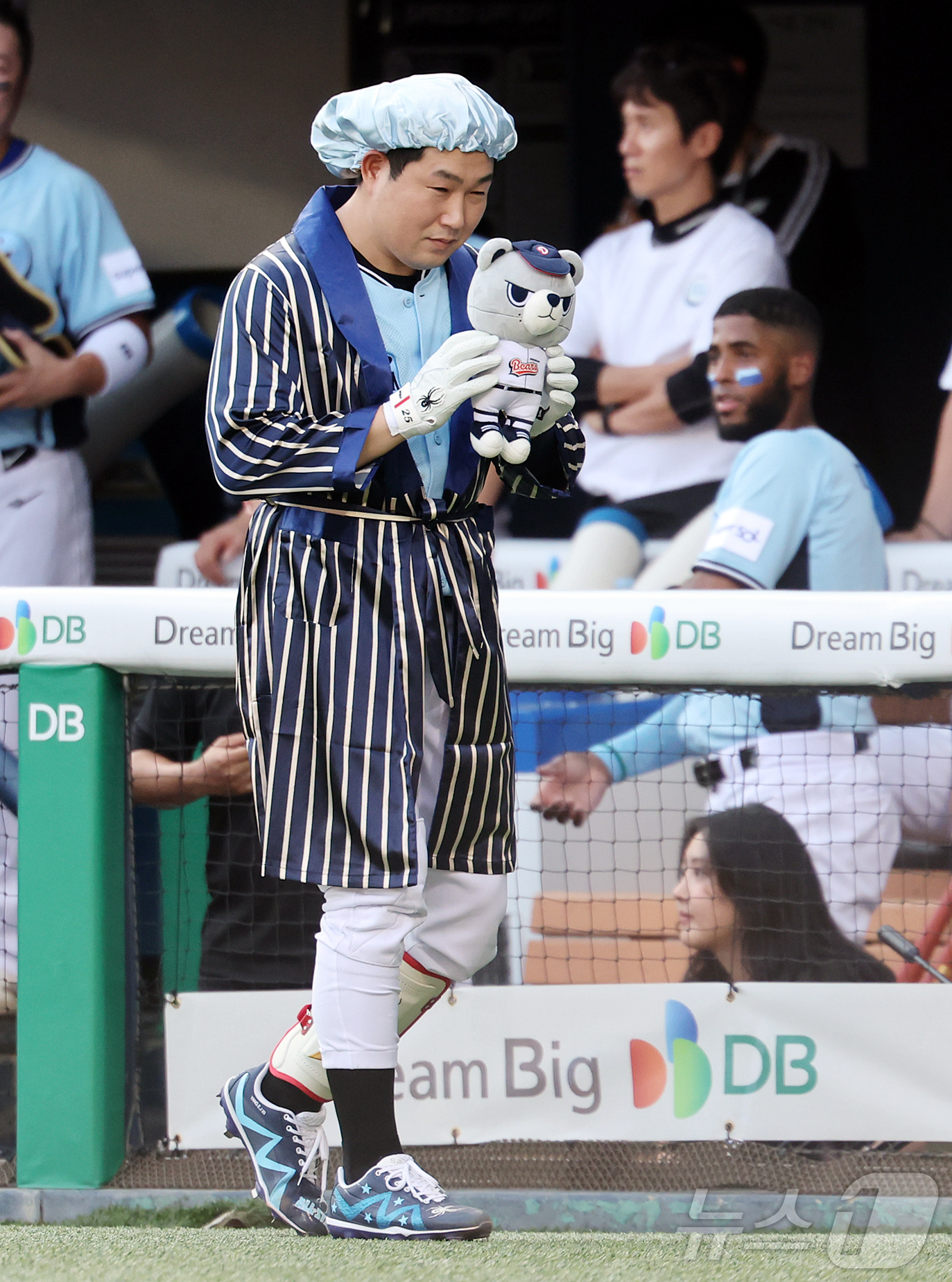 (서울=뉴스1) 김진환 기자 = 11일 서울 송파구 잠실야구장에서 열린 ‘2026 신한 SOL KBO 올스타전’에서 드림팀 두산 양의지가 2회말 퍼포먼스를 하며 타석으로 향하고 있 …
