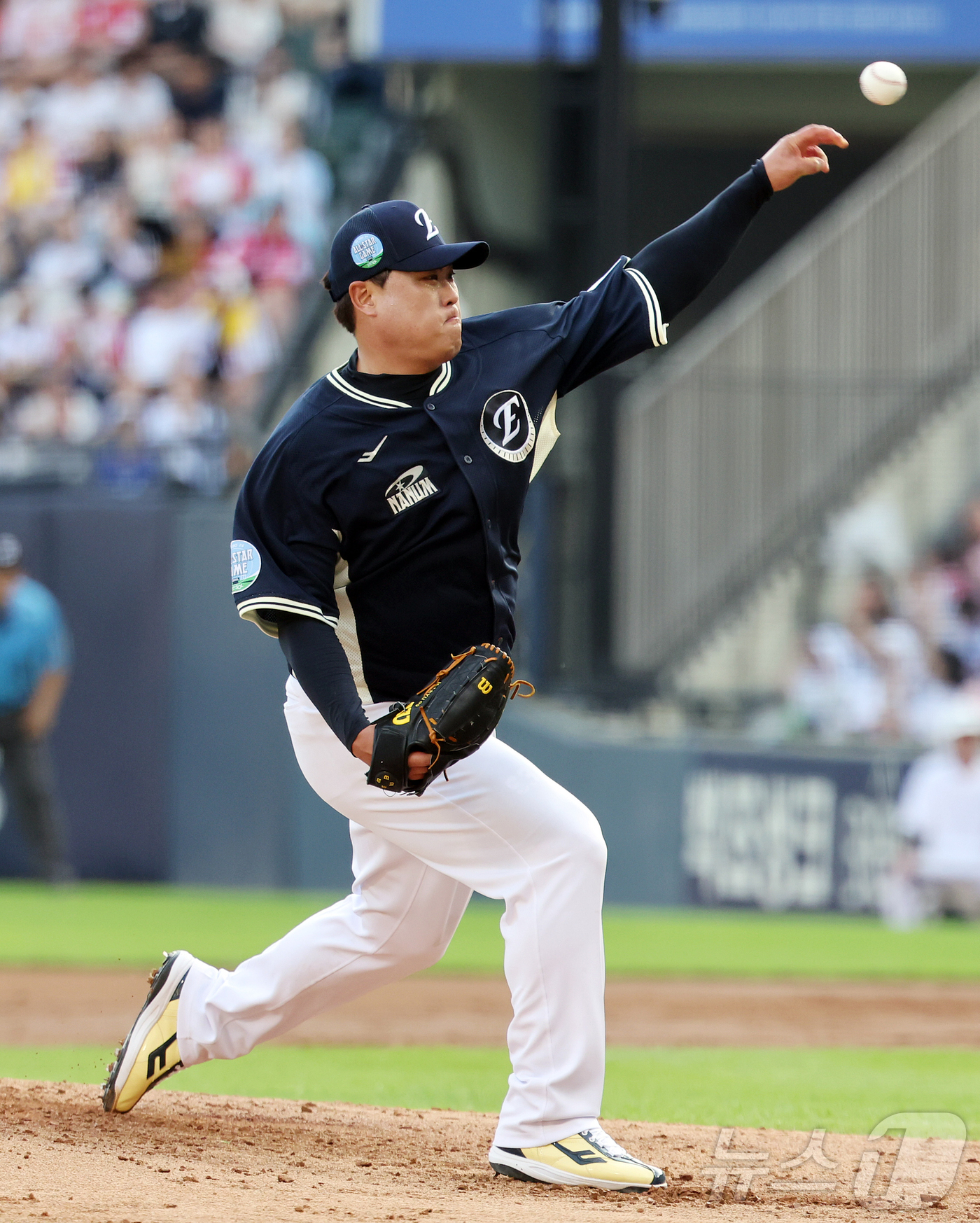 (서울=뉴스1) 김진환 기자 = 11일 서울 송파구 잠실야구장에서 열린 ‘2026 신한 SOL KBO 올스타전’에서 나눔팀 한화 류현진이 2회말 등판해 힘차게 공을 던지고 있다.이 …