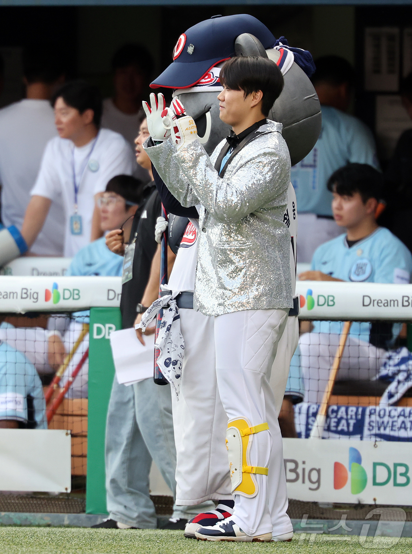 (서울=뉴스1) 김진환 기자 = 11일 서울 송파구 잠실야구장에서 열린 ‘2026 신한 SOL KBO 올스타전’에서 드림팀 두산 박준순이 2회말 퍼포먼스를 하며 타석으로 향하고 있 …