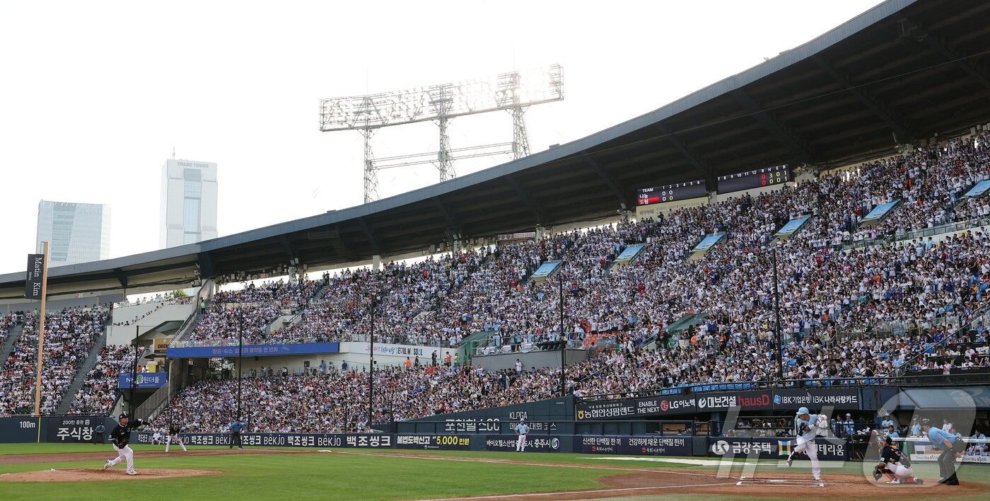 본문 이미지 - 11일 서울 송파구 잠실야구장에서 열린 ‘2026 신한 SOL KBO 올스타전’에서 1루 드림팀 응원단이 열정적인 응원을 펼치고 있다. 이번 올스타전은 프로야구 원년인 1982년 준공돼 한국 야구 역사와 함께해 온 잠실야구장에서 열리는 14번째이자 마지막 축제로, 리그를 대표하는 별들이 총출동해 고별 무대를 수놓는다. 2026.7.11 ⓒ 뉴스1 김진환 기자