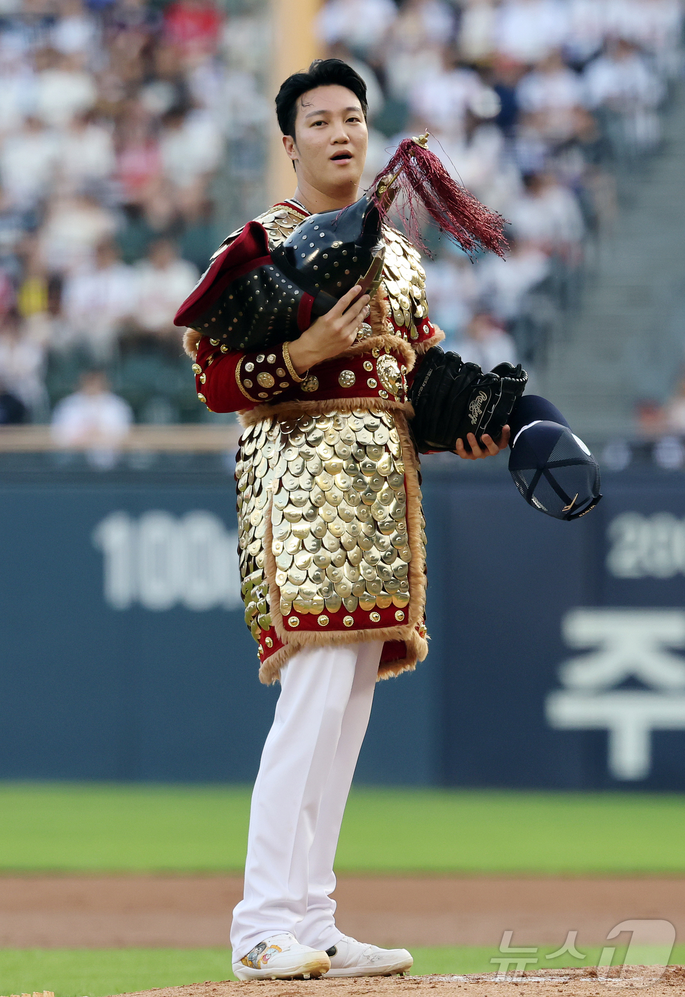 (서울=뉴스1) 김진환 기자 = 11일 서울 송파구 잠실야구장에서 열린 ‘2026 신한 SOL KBO 올스타전’에서 나눔팀 키움 안우진이 3회말 퍼포먼스를 하며 마운드에 서고 있다 …