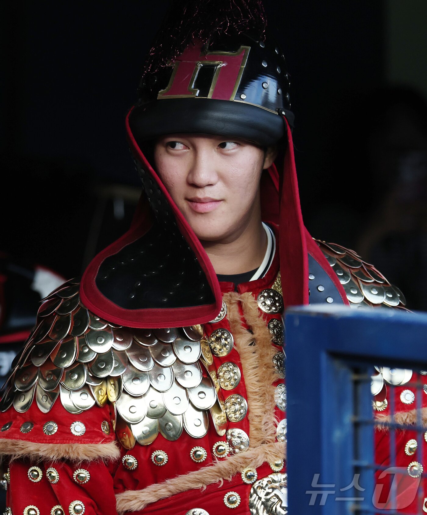 본문 이미지 - 11일 서울 송파구 잠실야구장에서 열린 ‘2026 신한 SOL KBO 올스타전’에서 나눔팀 키움 안우진이 3회말 등판에 앞서 장군 복장을 하고 있다. 이번 올스타전은 프로야구 원년인 1982년 준공돼 한국 야구 역사와 함께해 온 잠실야구장에서 열리는 14번째이자 마지막 축제로, 리그를 대표하는 별들이 총출동해 고별 무대를 수놓는다. 2026.7.11 ⓒ 뉴스1 김진환 기자