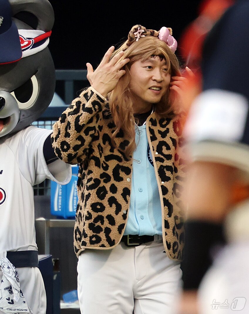 본문 이미지 - 11일 서울 송파구 잠실야구장에서 열린 ‘2026 신한 SOL KBO 올스타전’에서 드림팀 두산 정수빈이 3회말 퍼포먼스를 하며 마운드에 서고 있다. 이번 올스타전은 프로야구 원년인 1982년 준공돼 한국 야구 역사와 함께해 온 잠실야구장에서 열리는 14번째이자 마지막 축제로, 리그를 대표하는 별들이 총출동해 고별 무대를 수놓는다. 2026.7.11 ⓒ 뉴스1 김진환 기자
