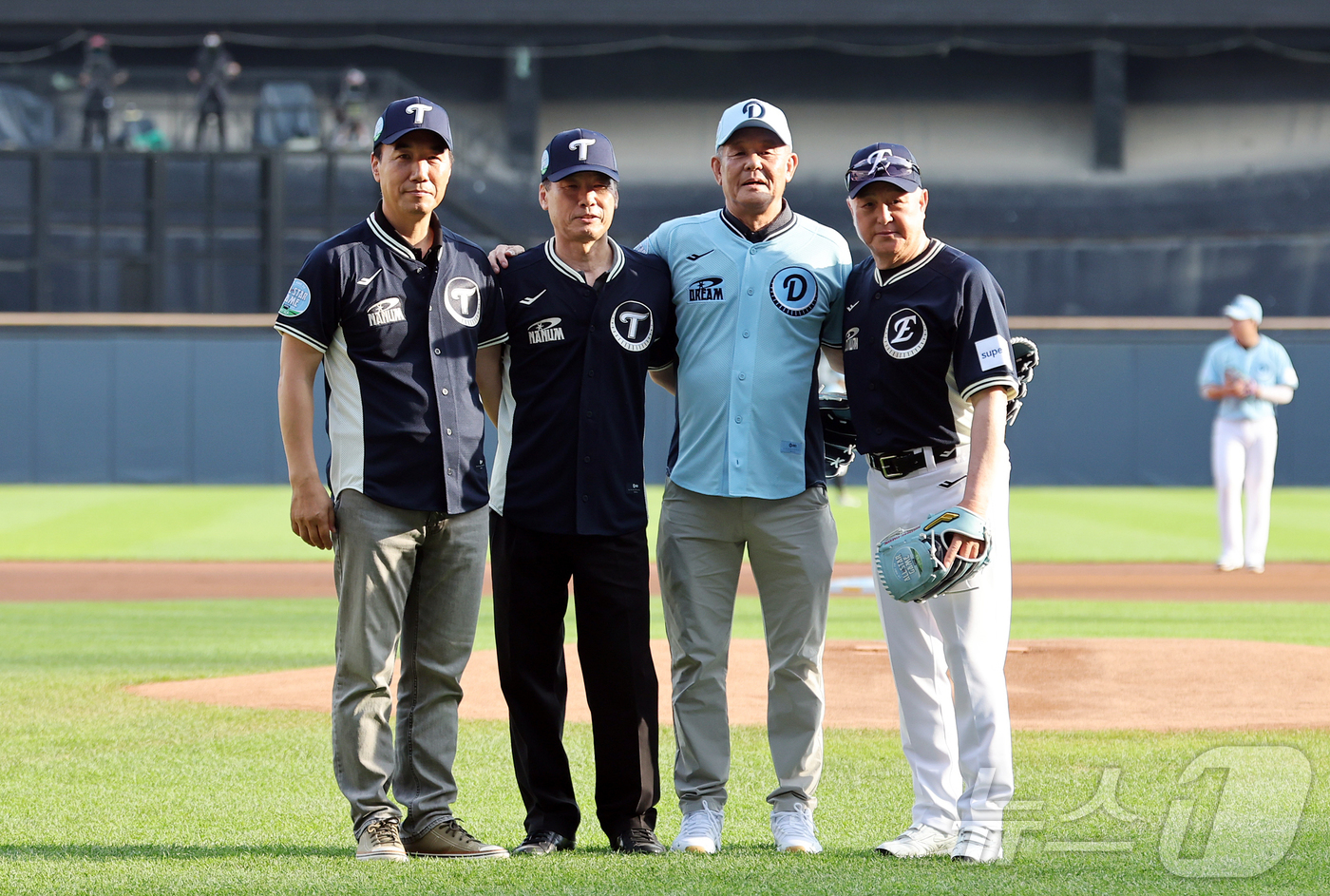 (서울=뉴스1) 김진환 기자 = 11일 서울 송파구 잠실야구장에서 열린 ‘2026 신한 SOL KBO 올스타전’에서 LG 트윈스 레전드 김동수(왼쪽부터), 김용수, 두산 베어스 레 …