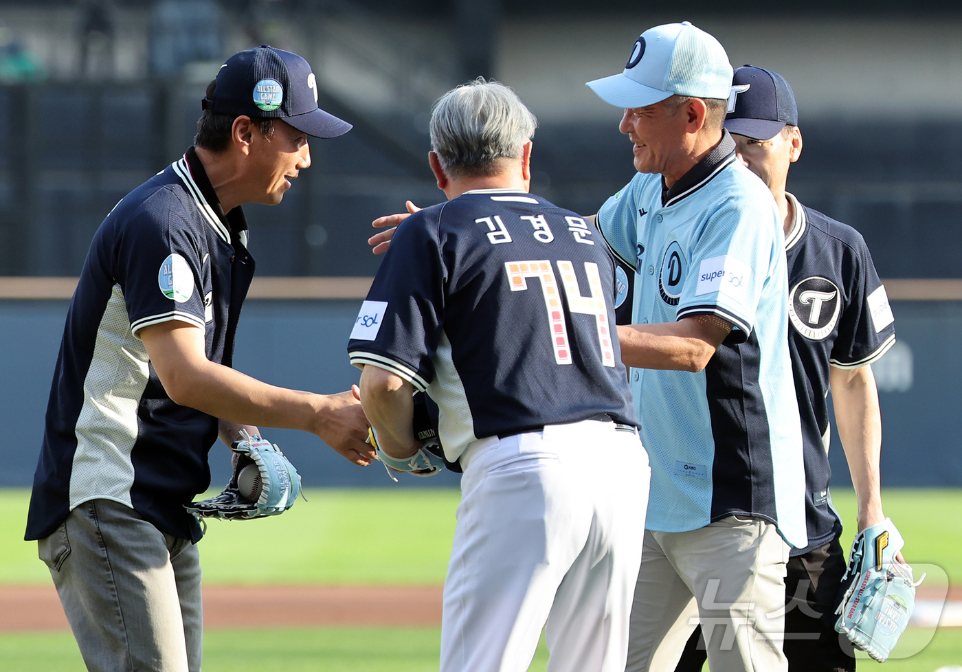 (서울=뉴스1) 김진환 기자 = 11일 서울 송파구 잠실야구장에서 열린 ‘2026 신한 SOL KBO 올스타전’에서 LG 트윈스 레전드 김동수(왼쪽부터), 김용수, 두산 베어스 레 …